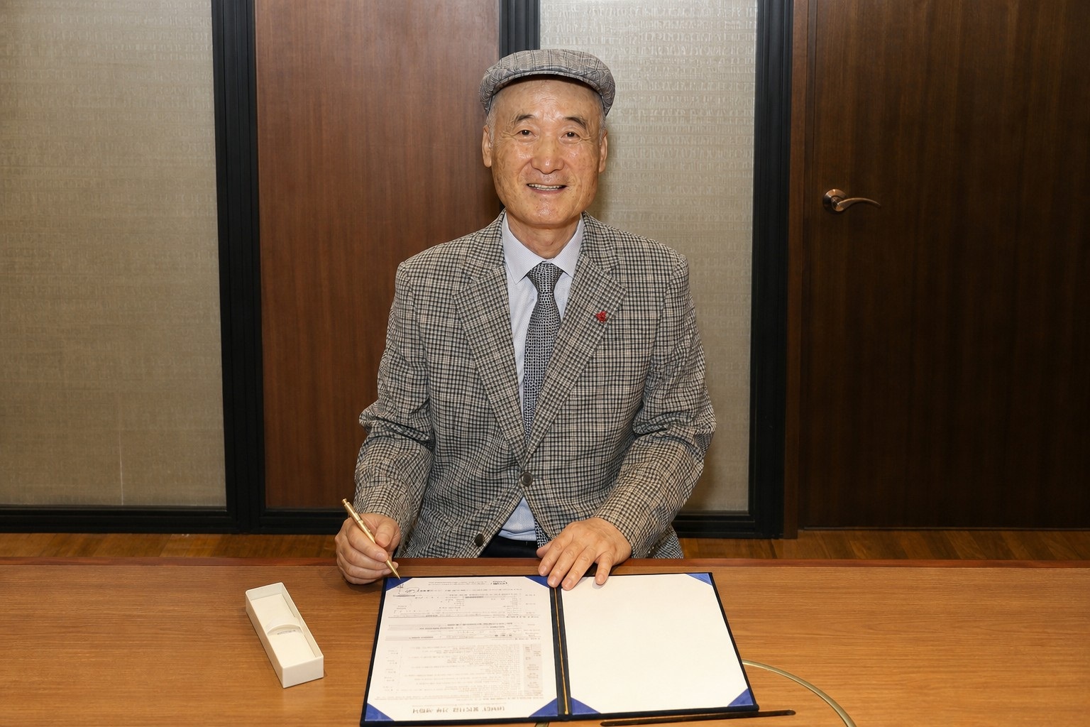 Chairman Jun-Ha Kwon poses for a commemorative photo after signing the agreement to establish the KRW 500 million Misan Pioneer Scholarship Fund at UNIST.