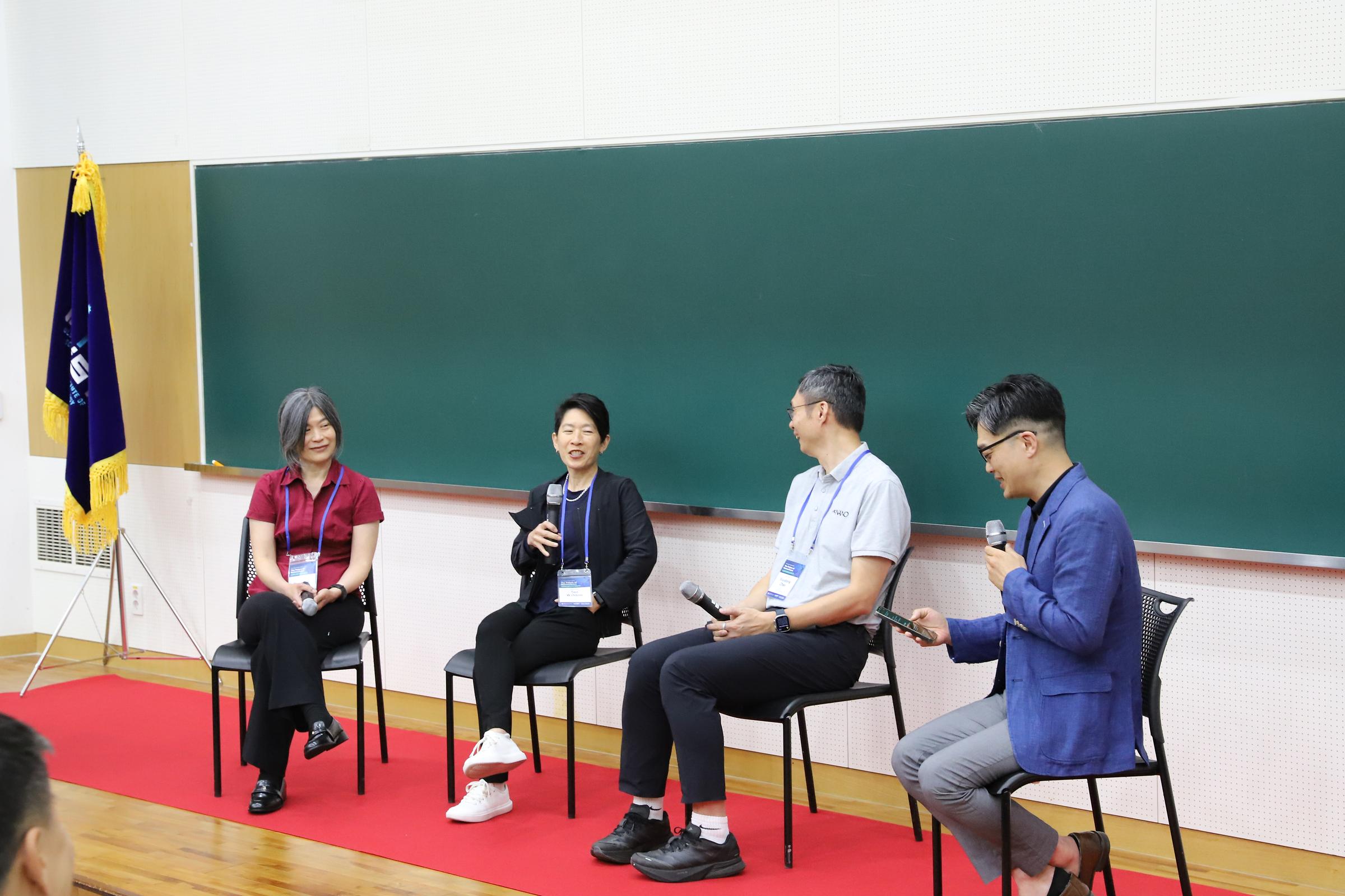From left, ACS editors Suzie Pun, Teri W. Odom, and Xiaodong Chen join Nano Letters Associate Editor Wooyoung Shim in a discussion at the ACS Publications Forum at UNIST.